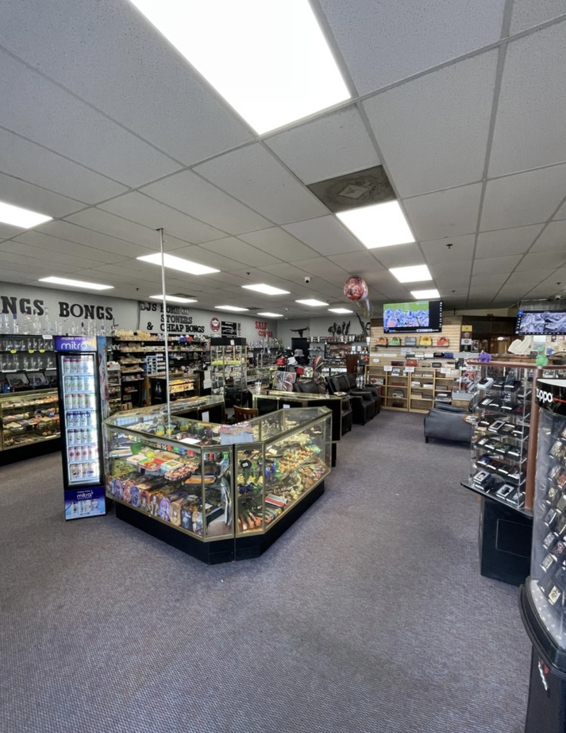DJ's Smoke Shop photo archive; specific store pictured not verified